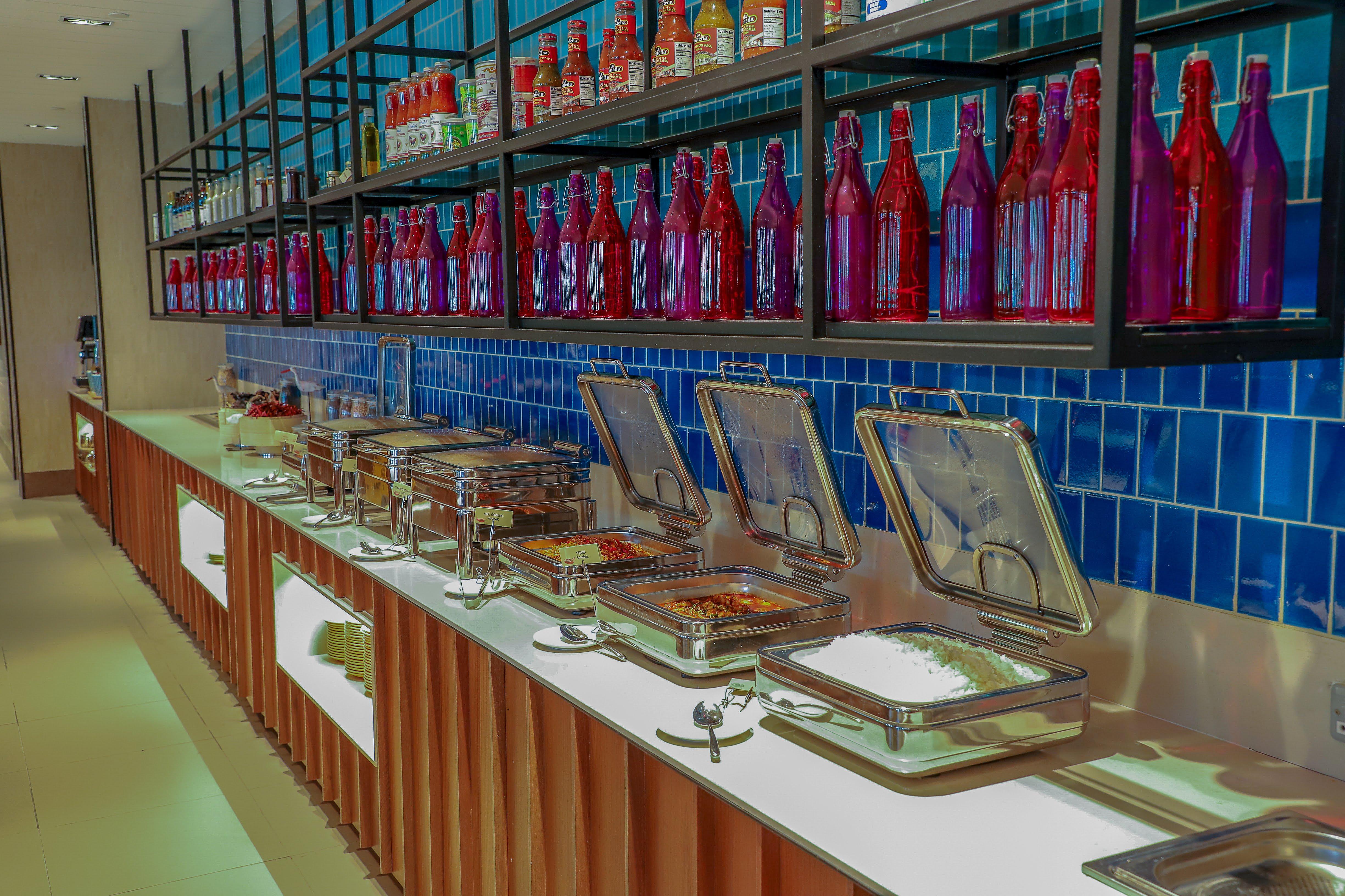 Hard Rock Hotel Desaru Coast Exterior foto A buffet at a restaurant
