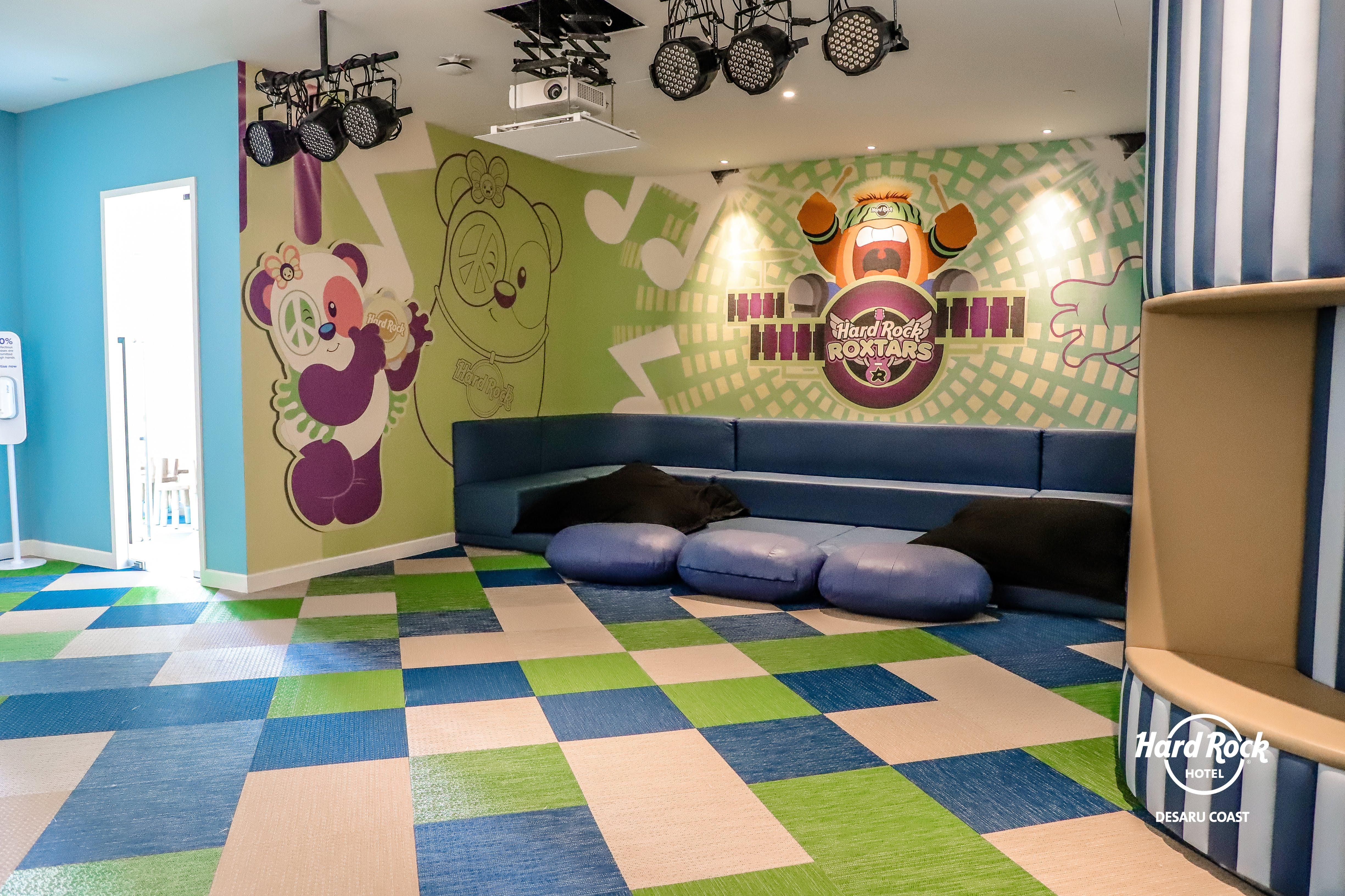 Hard Rock Hotel Desaru Coast Exterior foto The interior of the Hard Rock Hotel's kids club