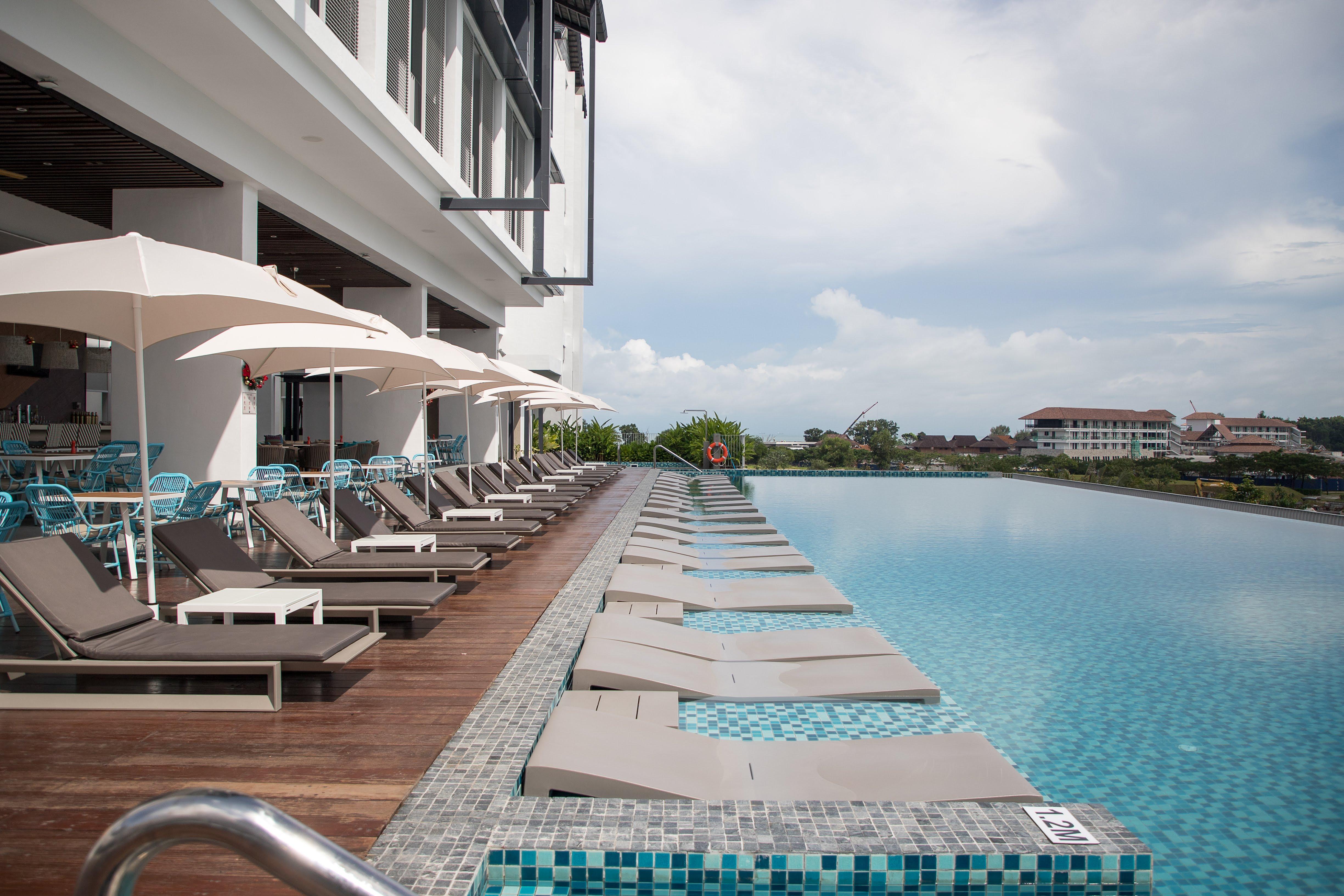 Hard Rock Hotel Desaru Coast Exterior foto Infinity pool at the hotel