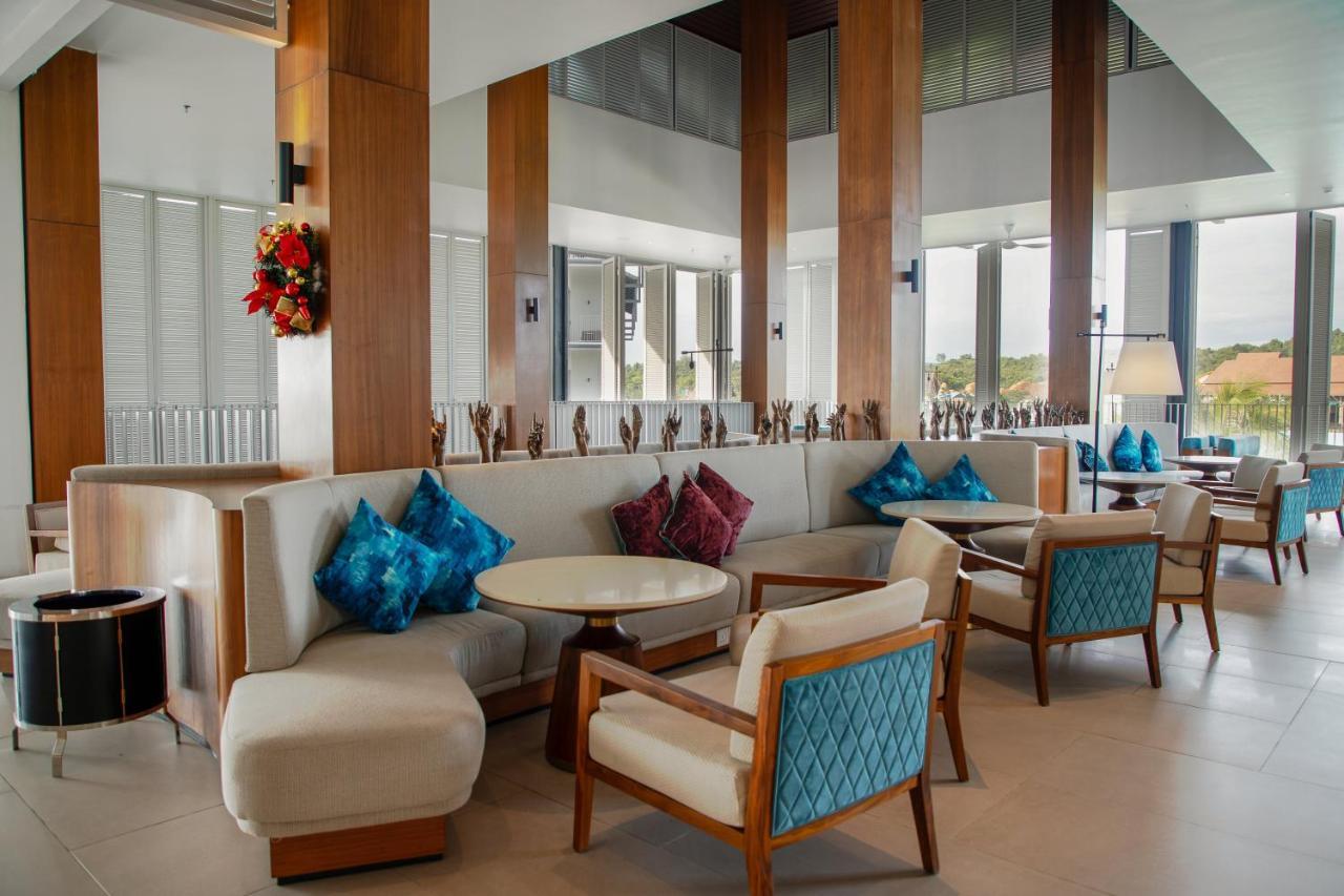 Hard Rock Hotel Desaru Coast Exterior foto The lounge at the airport